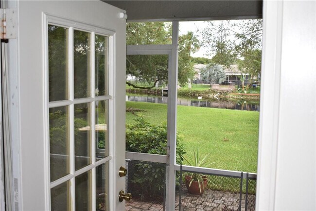 7890 Dixie Beach Cir in Tamarac, FL - Building Photo - Building Photo