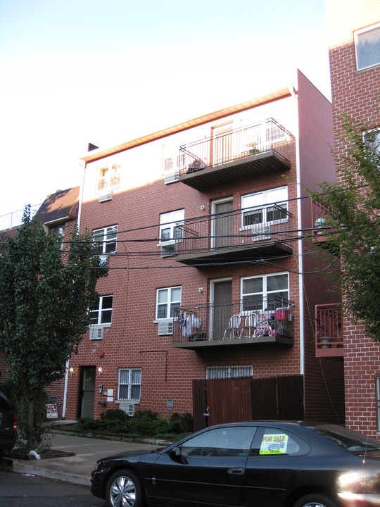 71-08 162nd St in Flushing, NY - Building Photo