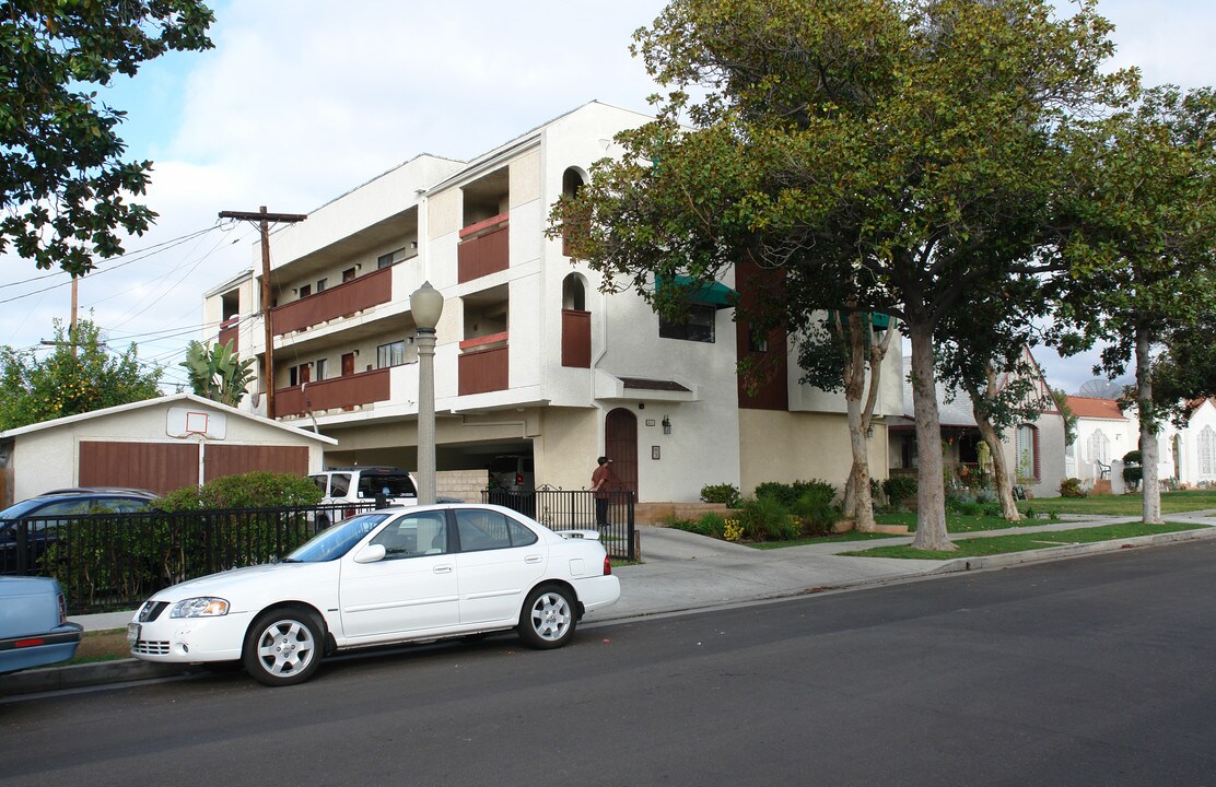 611 Wing St in Glendale, CA - Foto de edificio