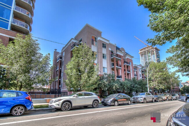 property at 881-215 15 Ave SW
