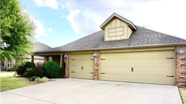property at 4301 SW Slate Ln