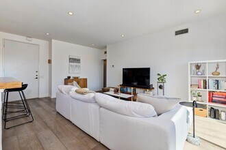 1115 S Elm Dr, Unit PH12 in Los Angeles, CA - Building Photo - Building Photo