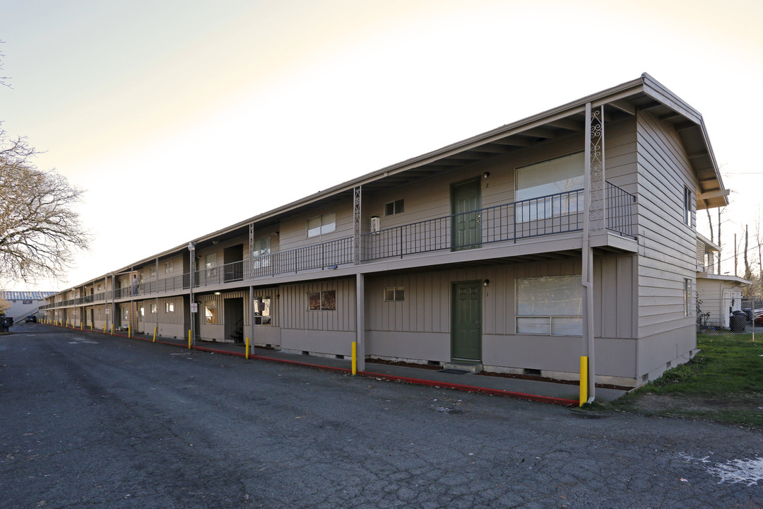 Sun Crest Apartments in Salem, OR - Building Photo