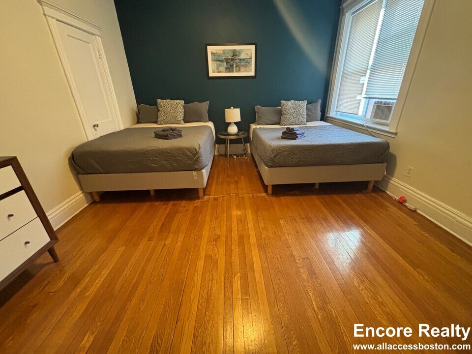 22 Euston St in Brookline, MA - Building Photo