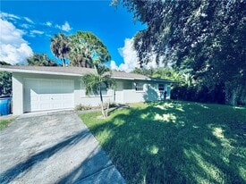 13926 Matanzas Dr in Ft. Myers, FL - Building Photo