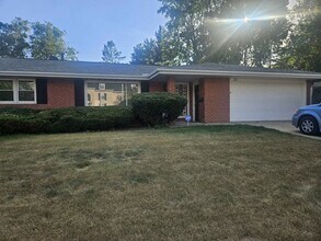 121 S Regency Dr in Bloomington, IL - Foto de edificio - Building Photo