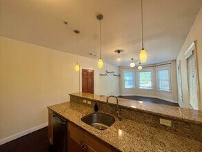 6 Giles Park in Somerville, MA - Foto de edificio - Building Photo