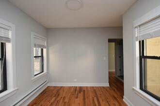 822 Elm St in Winnetka, IL - Foto de edificio - Building Photo