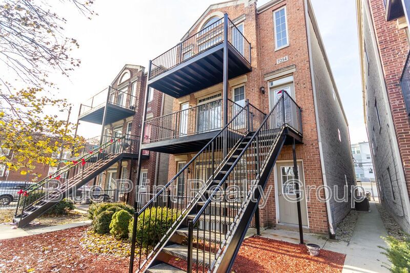 7254 S Bennett Ave in Chicago, IL - Building Photo