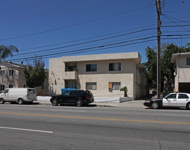 6265 Kester Ave in Van Nuys, CA - Foto de edificio - Building Photo