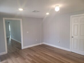 1320 S Oleander Ave in Sanford, FL - Foto de edificio - Building Photo