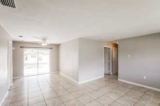 2811 NW 211th St in Miami Gardens, FL - Building Photo - Building Photo