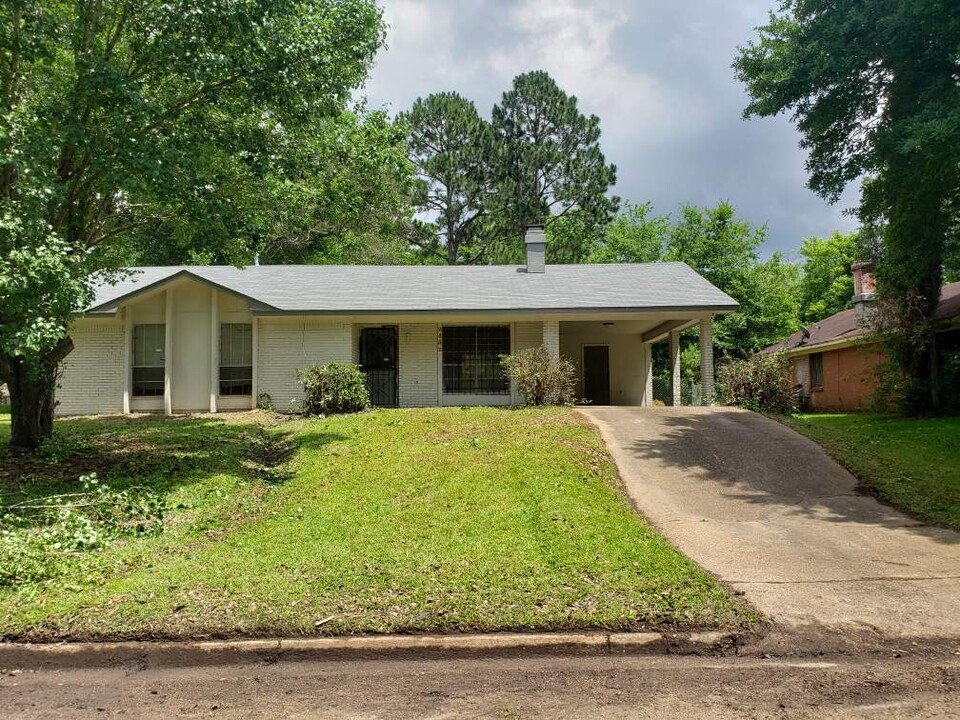 2452 Oak Grove Ln in Jackson, MS - Building Photo