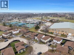 9940 Forest Glade Ct in Windsor, ON - Building Photo - Building Photo