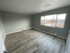 1590 Clinton St, Unit 202 in Aurora, CO - Foto de edificio - Building Photo