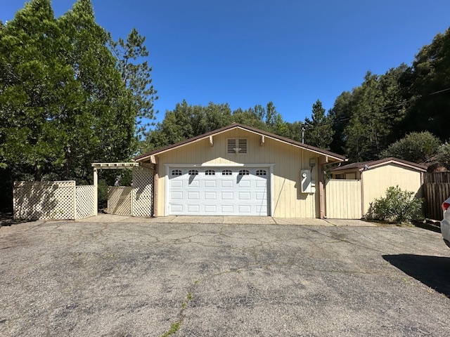 37912 China Creek Rd in Oakhurst, CA - Building Photo - Building Photo
