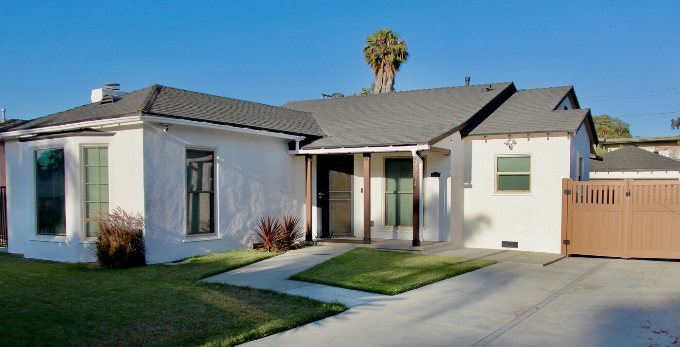 2334 S Garth Ave in Los Angeles, CA - Building Photo