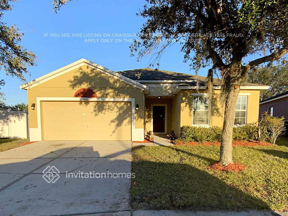 4821 Windbourne Way in St. Cloud, FL - Foto de edificio