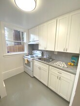 1251 Sunnyhills Rd, Unit Garden Studio Apartment in Oakland, CA - Building Photo - Building Photo