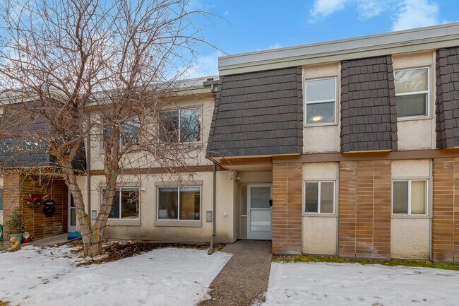 Glenmore Gardens Townhomes & Coachhomes in Calgary, AB - Building Photo - Building Photo