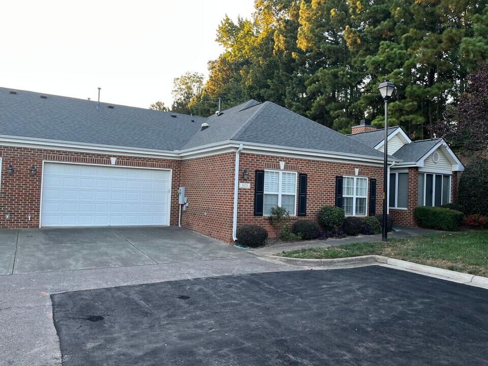 1021 Thistle Briar Pl in Cary, NC - Building Photo