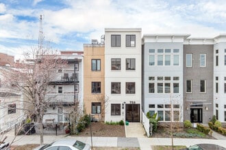 756 Park Rd NW in Washington, DC - Foto de edificio - Building Photo