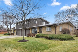 537-541 N Edgelawn Dr, Unit 537 in Aurora, IL - Building Photo - Building Photo