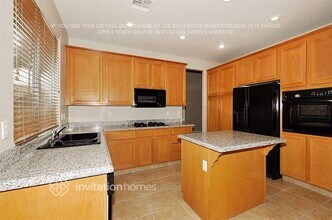 2402 Stansbury Ct in Henderson, NV - Foto de edificio - Building Photo