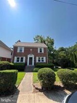 8 Mannakee St in Rockville, MD - Building Photo