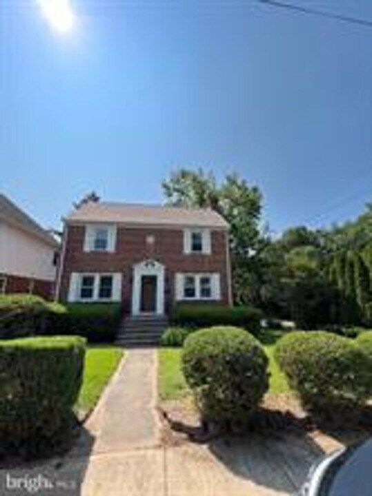 8 Mannakee St in Rockville, MD - Foto de edificio