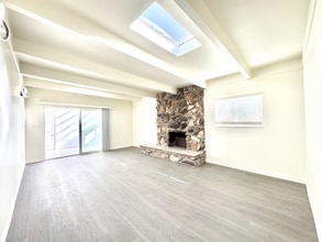 15560 Calgary St in San Leandro, CA - Foto de edificio - Building Photo