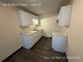 18-28 Main St in South Hadley, MA - Building Photo - Building Photo