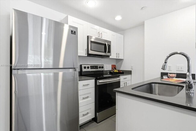 541 NW 33rd St, Unit 2 in Miami, FL - Building Photo - Building Photo