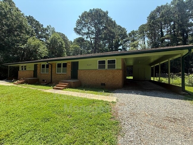 727 Locust Ln