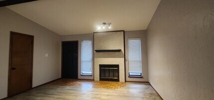 907 NE Tortoise Dr in Lawton, OK - Foto de edificio - Building Photo