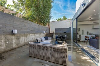 855 Hilldale Ave in West Hollywood, CA - Building Photo - Building Photo