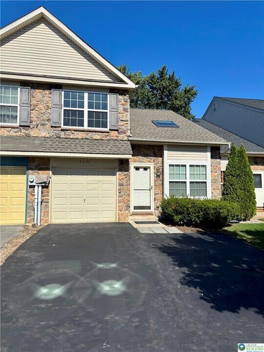 5551 Stonecroft Ln in Allentown, PA - Building Photo