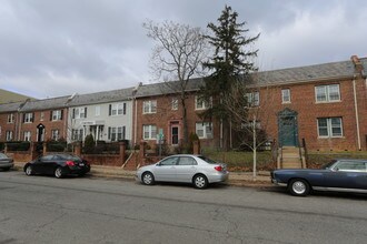 1834 C St SE in Washington, DC - Foto de edificio - Building Photo