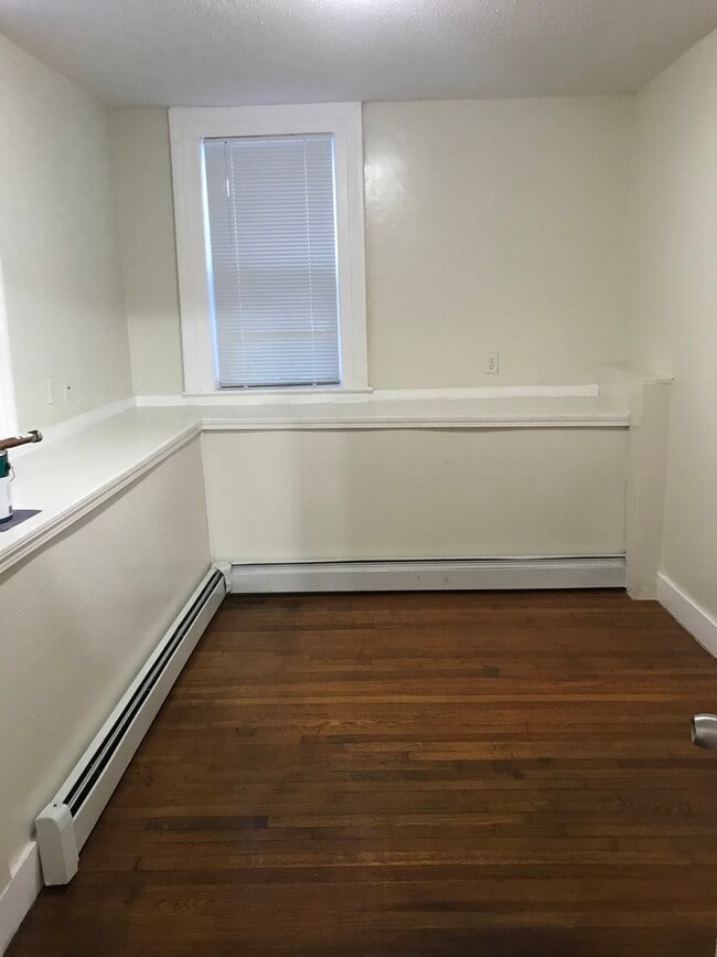 33 White St, Unit 33 B in Lowell, MA - Building Photo - Building Photo