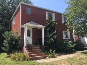 136 N Brookside Dr, Unit #1 in Arlington, VA - Building Photo - Building Photo