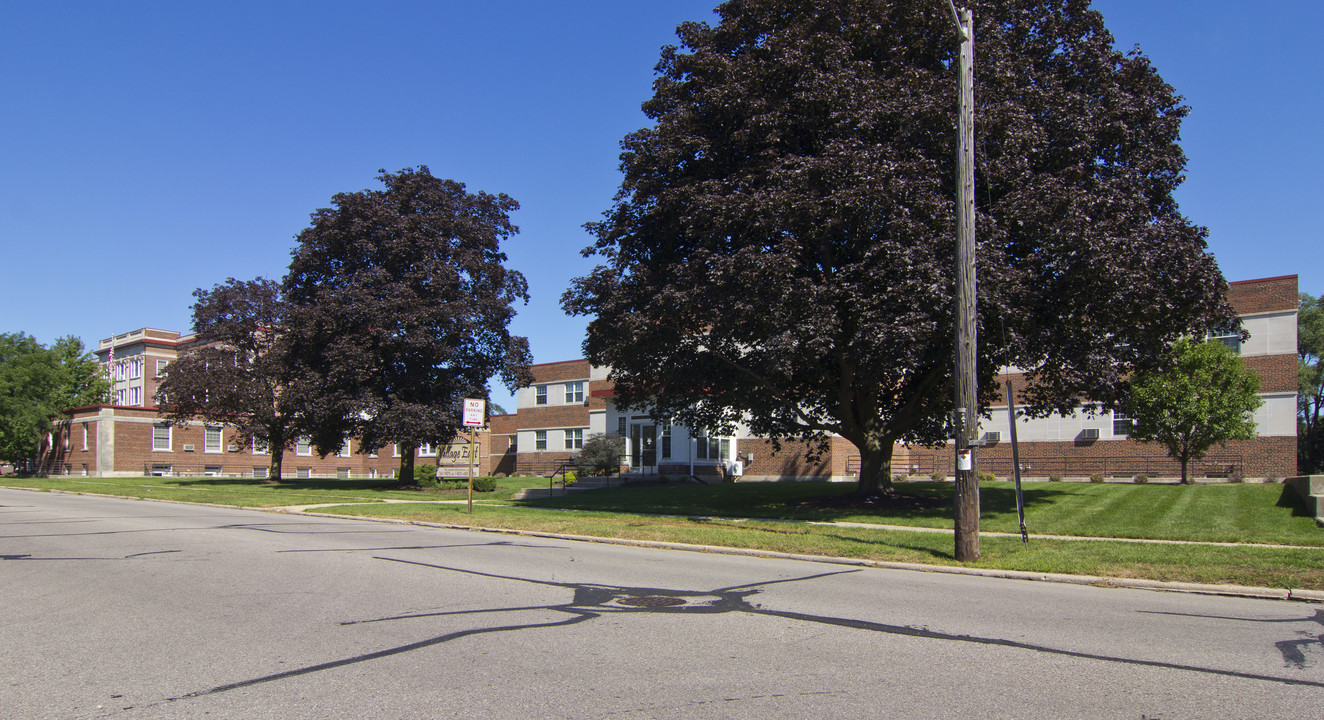 Village East in Beloit, WI - Foto de edificio