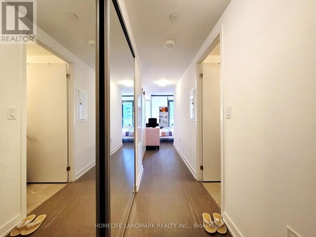 11 Wellesley St W in Toronto, ON - Building Photo - Building Photo