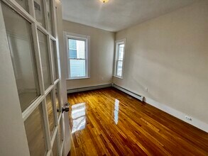 19 Banks St, Unit 2 in Somerville, MA - Foto de edificio - Building Photo