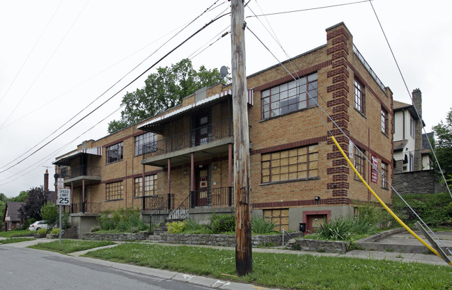 781 Clanora Dr in Cincinnati, OH - Foto de edificio - Building Photo