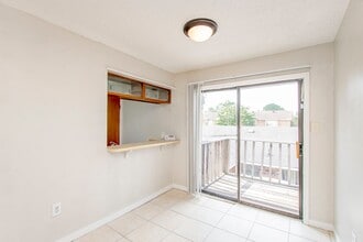 1717 Port Dr, Unit 4 in Baton Rouge, LA - Foto de edificio - Building Photo
