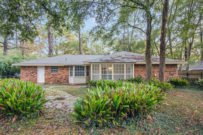property at 1915 S Jahncke Ave