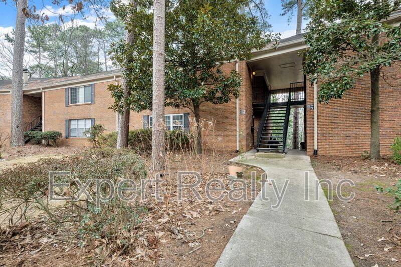 2076 Montreat Cir in Vestavia Hills, AL - Building Photo