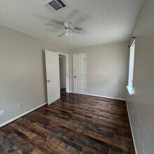 1301 Stadium Dr in Alvin, TX - Building Photo - Building Photo