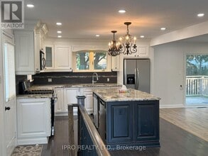 132 Don Mor Dr in Newmarket, ON - Building Photo - Building Photo
