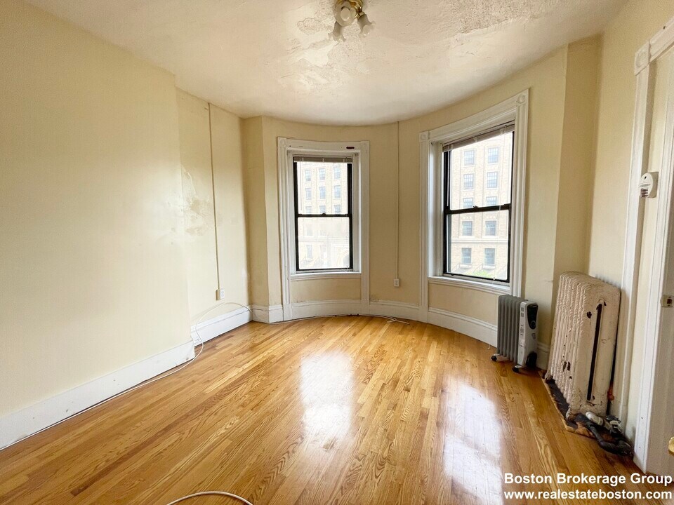 836 Huntington Ave, Unit 1 in Boston, MA - Building Photo